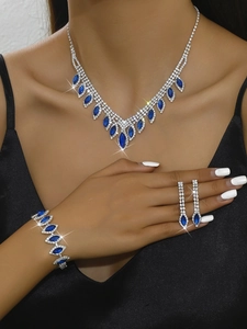 Detail von Brautschmuckset mit blauen Marquise-Steinen und silberner Fransen-Halskette