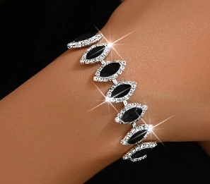 Detailansicht Brautarmband mit marquise-förmigen schwarzen Steinen und silbernen Kristallen