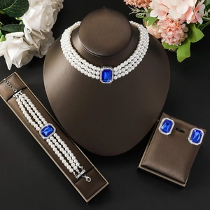 Dettaglio della collana di perle a tre file e bracciale con pietre di cristallo blu
