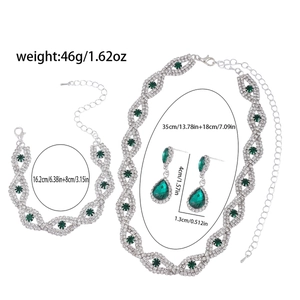Detailweergave van ketting, armband en oorbellen set met groene stenen en kristallen