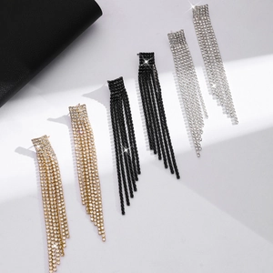Orecchini a sospensione con nappe di strass in finitura oro, argento e nero elegante