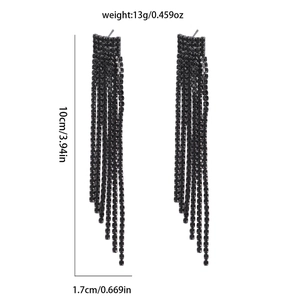Dettaglio di orecchini con frange di strass neri da 10 cm con dimensioni e peso