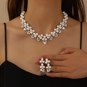 Set gioielli da sposa con collana di perle e orecchini di strass su una modella
