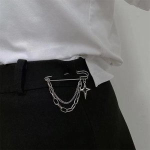 Broche de taille argentée avec triples chaînes et pendentif étoile sur vêtement