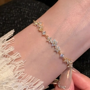 Französisches Blumenarmband mit glitzernden Kristallen auf Goldkette für Damen