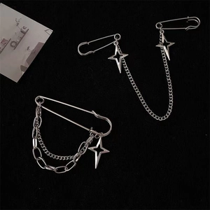 Broche épingle de sûreté argentée avec chaîne et pendentif étoile au style punk noir