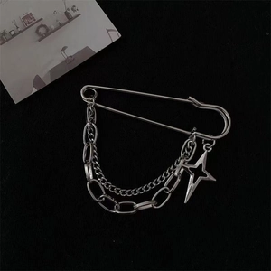 Broche épingle de sûreté punk argentée avec chaînes et étoile pour ajuster la taille