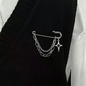 Broche de taille argentée avec double chaîne et pendentif étoile sur gilet noir