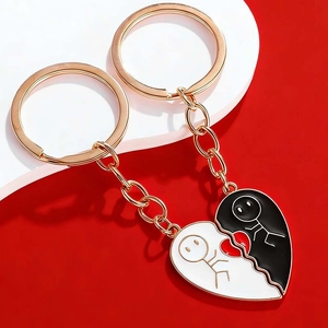 Dettaglio di portachiavi a puzzle a cuore con omini stilizzati su sfondo rosso