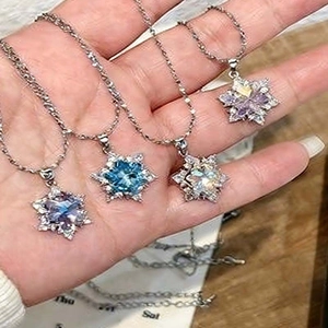 Vier elegante sneeuwvlok hanger kettingen in blauw en paars kristal met fijn design