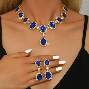 Set di gioielli dorati con pietre preziose blu ovali e strass scintillanti per donna
