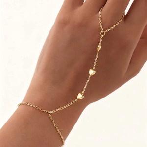 Elegantes goldenes Handketten-Armband mit drei Herzanhängern und verbundenem Fingerring