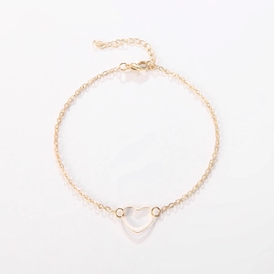 Elegante pulsera dorada con dije de corazón hueco y cierre de langosta ajustable