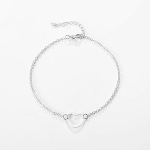 Pulsera minimalista de aleación plateada con dije de corazón hueco y cierre de mosquetón