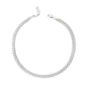 Minimalistische zilveren visgraatketting met V-vormige schakels en verstelbare sluiting
