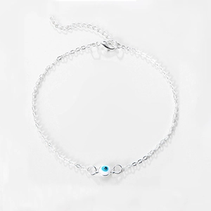 Detail van een zilveren karabijnsluiting met verstelbare ketting en blauw boze oog