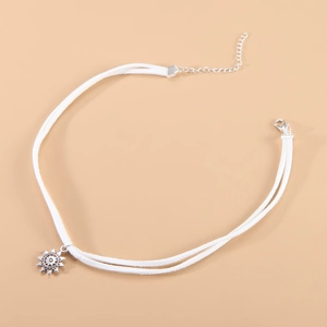 Collana choker a doppio strato in velluto bianco con ciondolo a stella solare argento