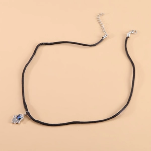 Dettaglio del ciondolo Mano di Fatima con occhio greco su collana in cordino nero