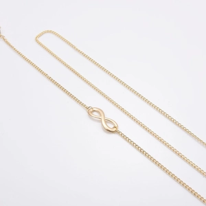 Catenina per occhiali dorata simbolo infinito con maglia a O sottile su sfondo bianco
