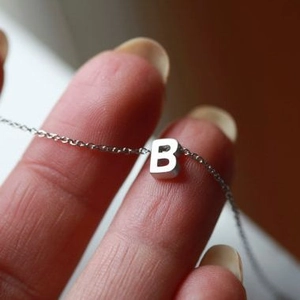 Minimalistische silberne Halskette mit B-Buchstaben-Anhänger für moderne Damenmode
