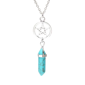 Detaillierte Makroansicht von Sternanhänger und grünem Hexagon-Stein an silberner Kette