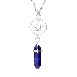 Detailansicht des Pentagramm-Anhängers mit blauem sechseckigem Stein an silberner Kette