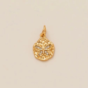 Macro-opname van 18K gouden vlinderhanger met witte kristallen en een gehamerde textuur afwerking