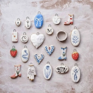 Pendentifs en céramique faits main plaqués or 18K avec motifs fraise et cœur bohème