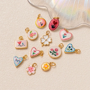 Pendentifs minimalistes en plaqué or 18K fleurs et cœurs pour bijoux DIY