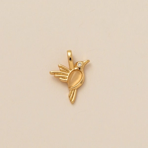 Eleganter Kolibri-Anhänger aus Gold mit durchscheinendem Edelstein und funkelndem Diamantauge