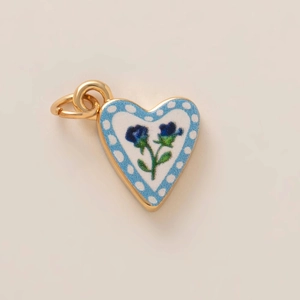 Détail du pendentif en forme de cœur plaqué or 18K avec émail floral bleu