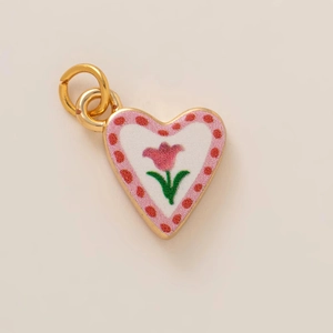 Détail d'un pendentif coeur en or 18K avec motif floral de tulipe rose et bordure
