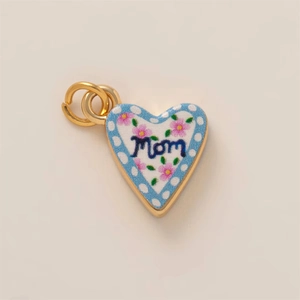 Détail du pendentif Mom en forme de cœur avec motif floral et bordure dorée 18K