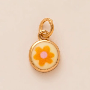 Détail du pendentif fleur plaqué or 18K avec émail crème et pétales orange vif
