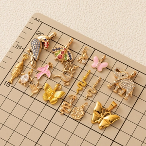 Goldene Tieranhänger-Set mit Vögeln und Elefanten mit bunten Schmucksteinen