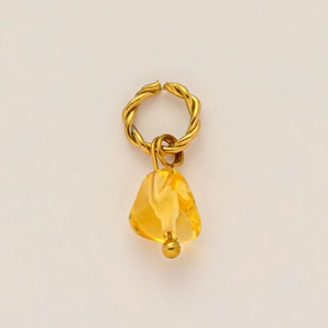 Pendentif torsadé plaqué or 18 carats avec une pierre en résine d'ambre jaune translucide