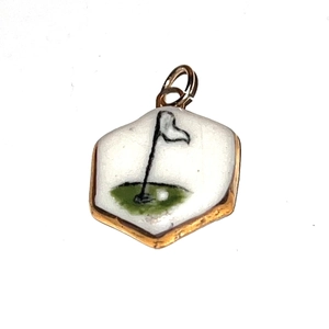 Pendentif golf hexagonal avec motif de green et cadre en acier inoxydable doré