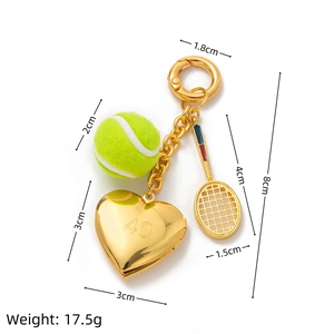 Vue détaillée d'un porte-clés de tennis avec pendentif cœur 40 et balle jaune