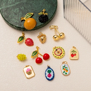 Collection exquise de pendentifs de fruits émaillés plaqués or et pierres de zircon colorées