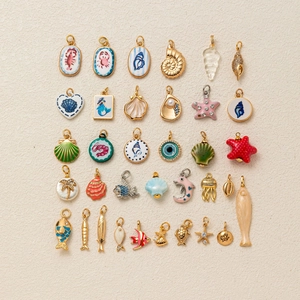 Set di 31 ciondoli a tema marino placcati in oro 14k con smalto colorato, pesci e conchiglie