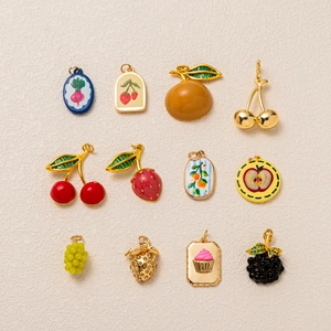 Collection de breloques fruits et desserts colorées avec motifs cerise, fraise et cupcake