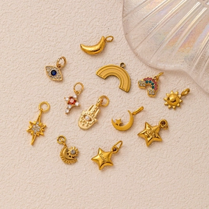 Lot de breloques célestes dorées avec pierres arc-en-ciel incluant soleil, lune et étoiles