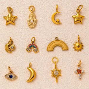 Collier Pendentif Céleste en Acier Inoxydable pour Femme Plaqué Or Soleil Lune Étoile Mauvais Œil Arc-en-ciel Main de Fatma