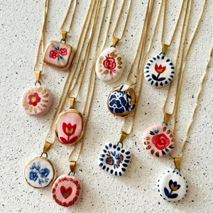 Pendentifs floraux en céramique colorée avec chaînes plaquées or 18 carats variés
