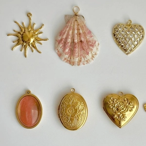 Vintage-Anhänger aus Edelstahl mit vergoldetem Sonnenstrahl, Muschel, Herz und Medaillon-Design