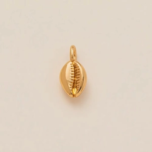 Vue détaillée d'un pendentif coquillage doré avec texture métallique et anneau de suspension