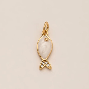 Vue détaillée du pendentif poisson en or avec émail blanc et queue sertie de zircons