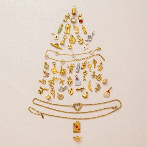 Kreatives Weihnachtsbaum-Layout aus 18K vergoldeten Edelstahl Anhängern und Schmuck