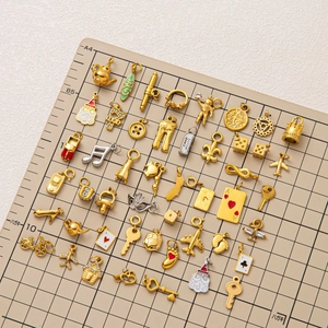 Sortiment an 18K vergoldeten Edelstahlanhängern und Schlüssel-Charms für DIY-Schmuck