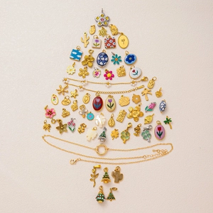 Variedad de colgantes de acero inoxidable bañados en oro de 18K en diseño navideño